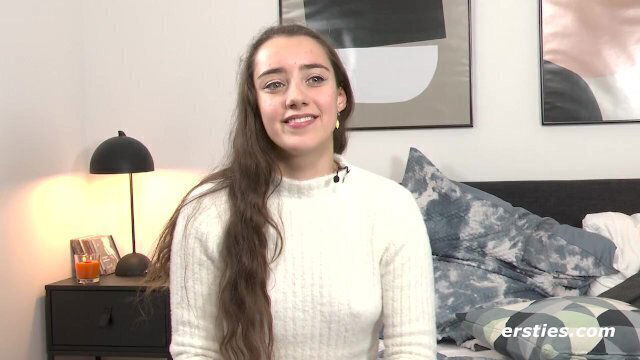 Bezaubernde Medea masturbiert einem Riesendildo