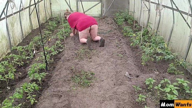 Помог мачехе на огороде. часть 2 с субтитрами