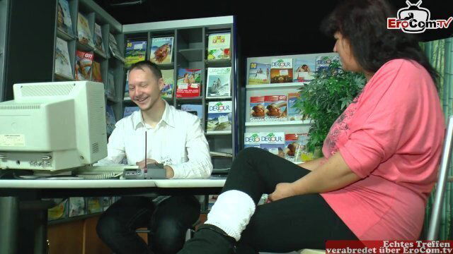 Mollige reife deutsche Frau fickt beim Rollenspiel Reisebüro
