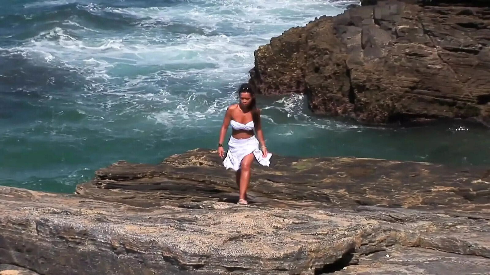 Jade gets double stuffed threesome beach