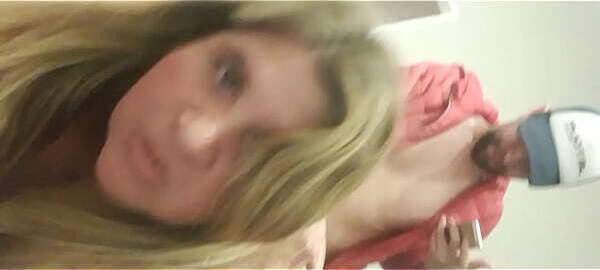 HAGO COLA m&iacute_ vecina encanta grabarse mientras hago cola tanga puesta neighbor loves record herself while tail with thong