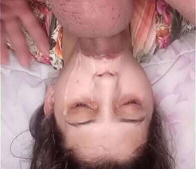 Garganta profunda cabe&ccedil_a para baixo gozando rosto Gaucholuiz Santinha Safadinha