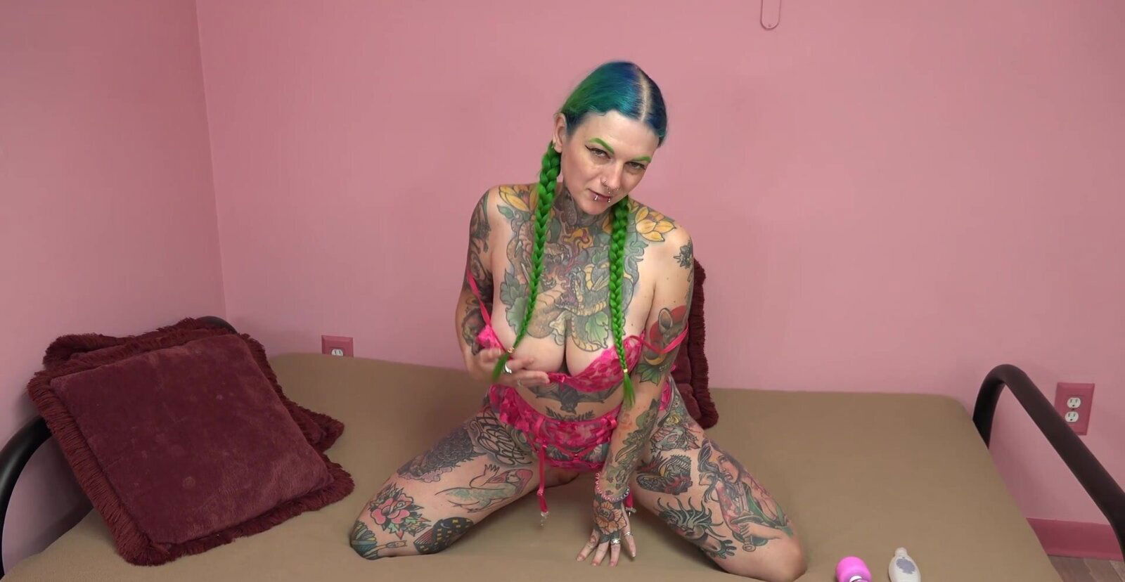 Tattooed green haired chick Vibe Ryder moans while having wild