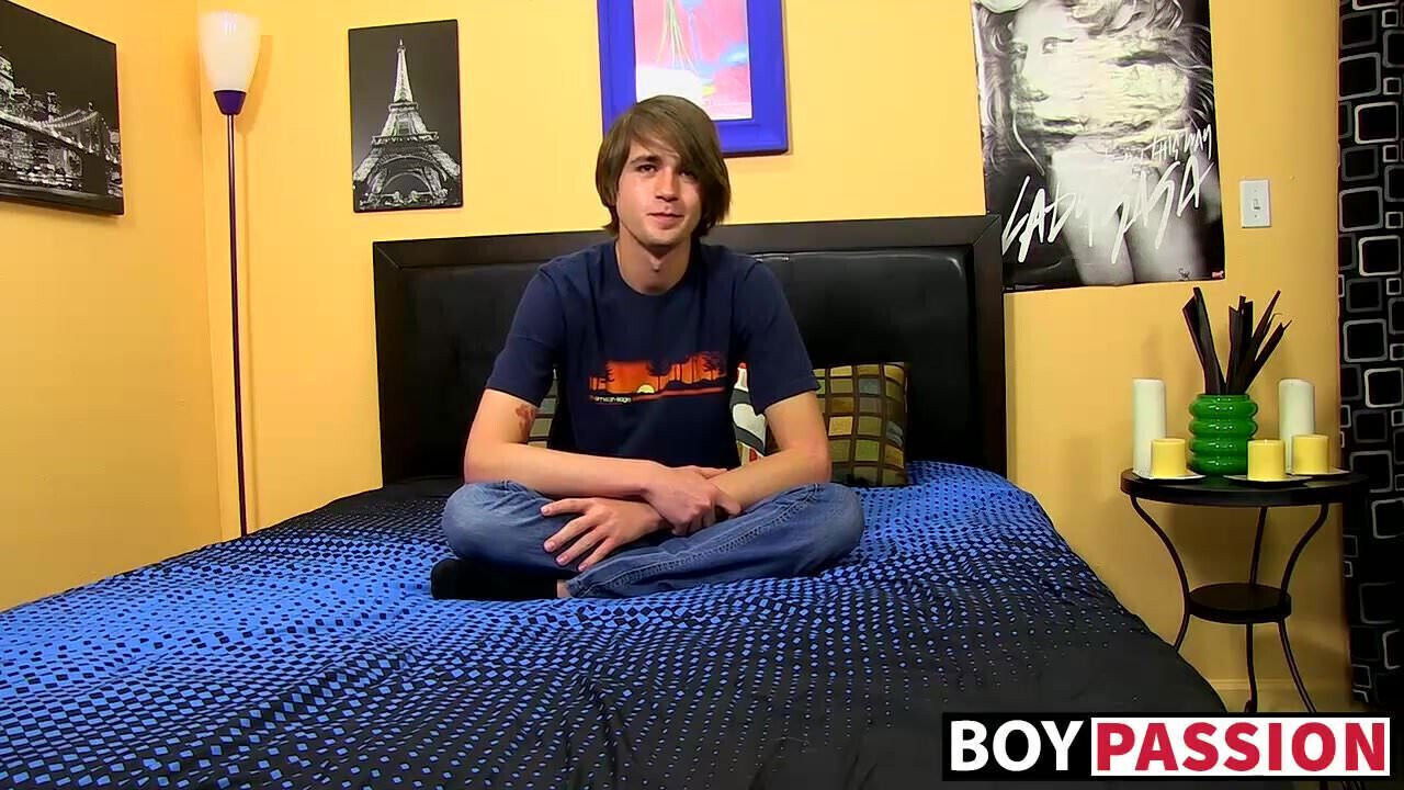 Hot twink wanks his nice cock until he cums