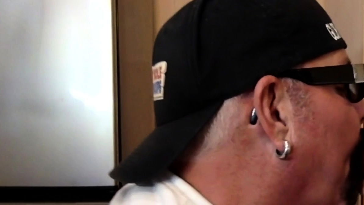 Gloryhole DILF sucks till mouth