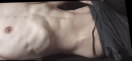 腹筋に大量射精する10代ゲイ日本人