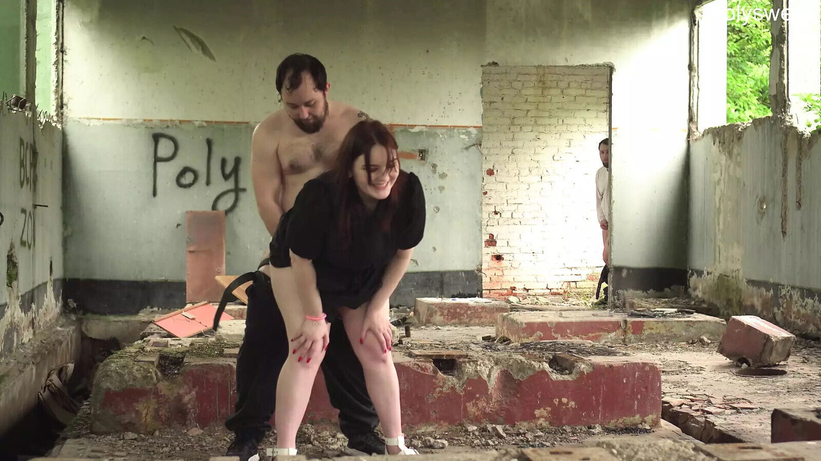 Bull cums cuckold's wife abandon bilding