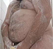 Joven gordito peludo duch&aacute_ndose