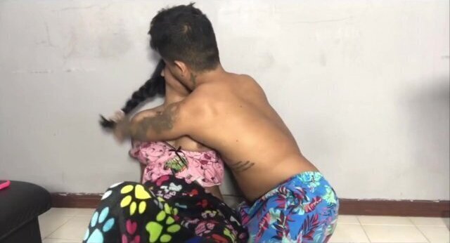 daniela esta triste dejo novio, hermanastro enano consuela polla