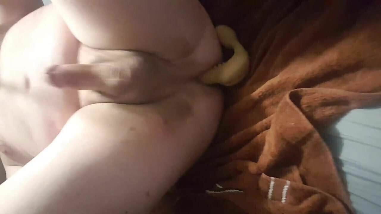 Slut cumming with