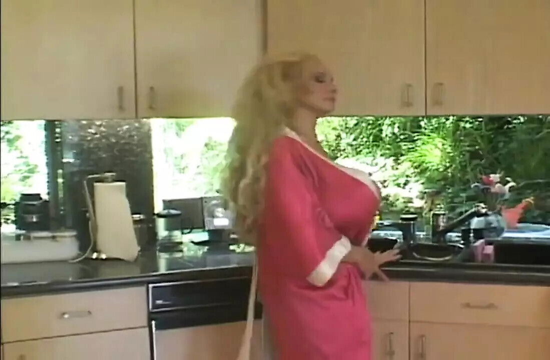 Busty blonde Echo Valley Takes Pussy