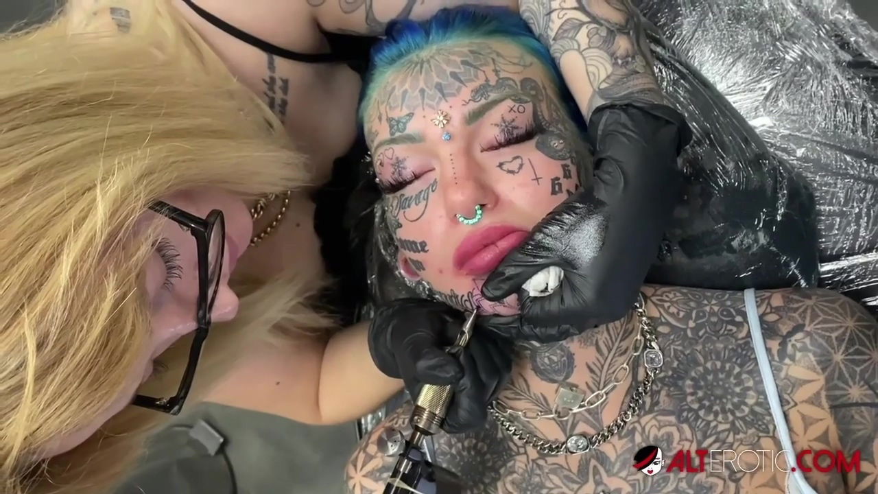Australian Bombshell Gets A New Chin Tattoo - Amber Luke