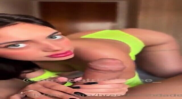 Morena olhos azuis feliz boca