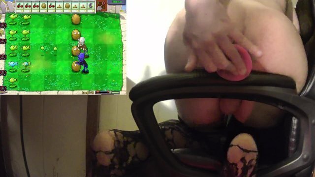 Femboy Gaming: Plants Zombies Riding knotted dildo