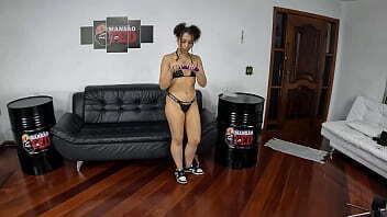 Alice Drummond apronta tr&aacute_s c&acirc_meras