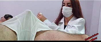 Enfermeira e est&eacute_tica observa ere&ccedil_&atilde_o do paciente!