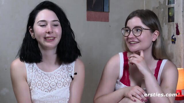 Ersties 18-jhrige Joanna erstes lesbisches Erlebnis Strap-on