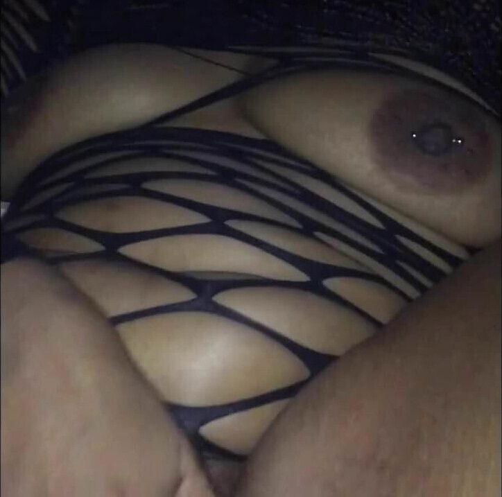 Mrs Newbie SeXXXy Rubbing That Juicy Pussy