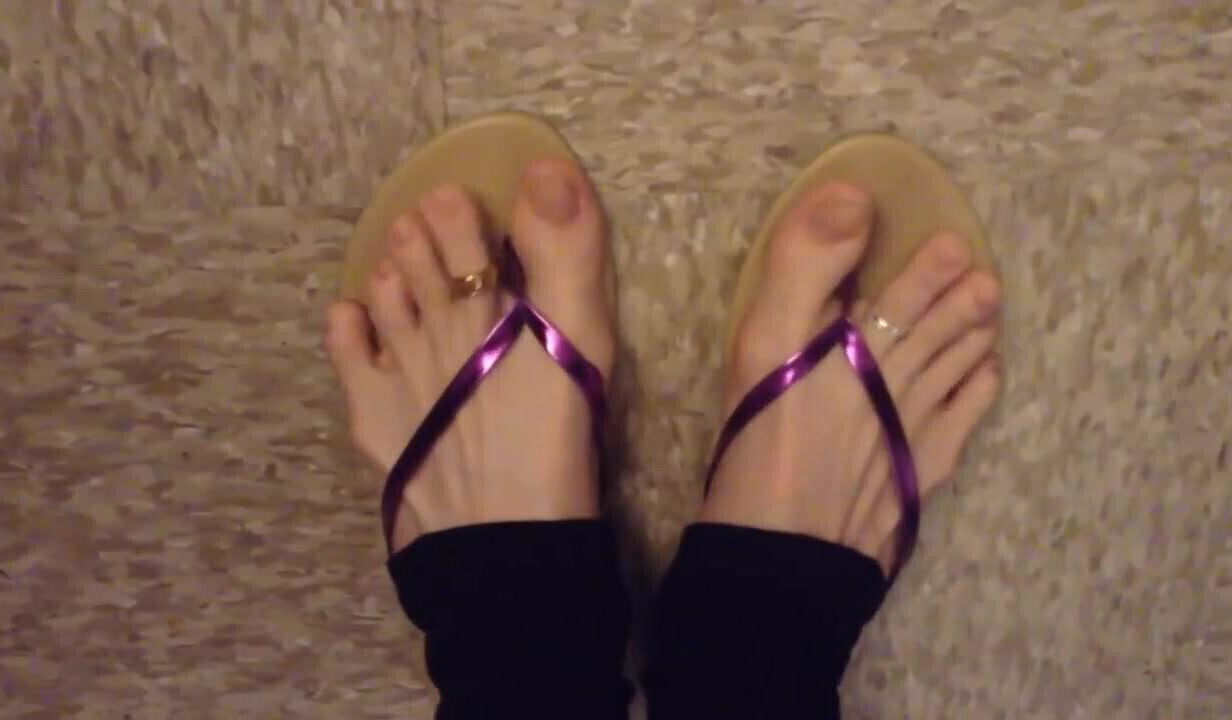 Sandals with toe rings on and black leggings