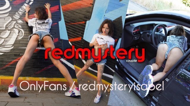 Moje dziewczyna nasączyła swoje jeansowe spodenki cipką