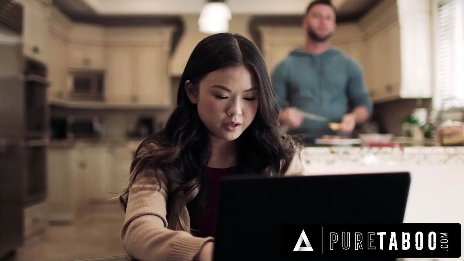 Chus Pervy Roommate Uses Slimthick Seduce Into Threesome F...