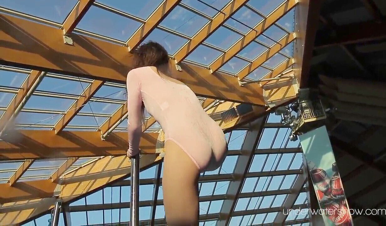 Roxalana Cheh looks stunning rosy sundress while enjoying pool