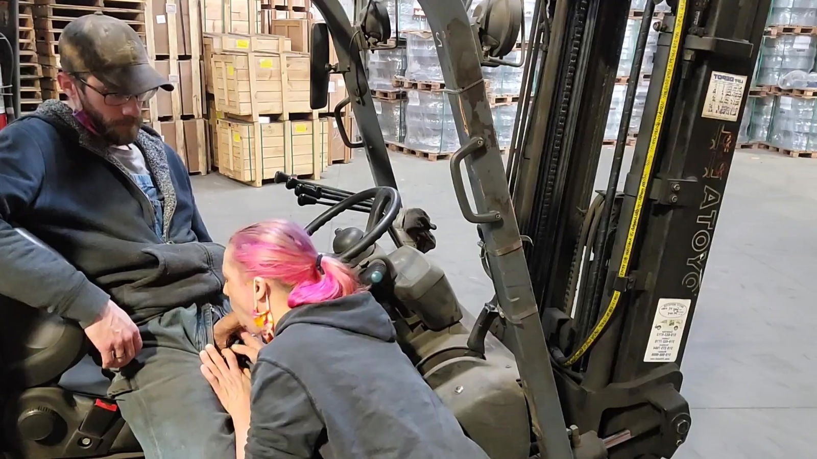 Small creampie quickie with colleague during work