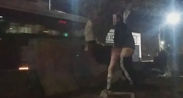 flashing short skirt without panties flashes pussy public gets front onlookers