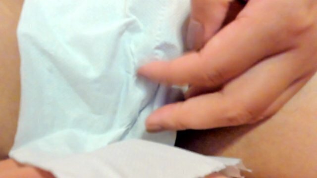 トイレットペーパー越しにクリトリスオナニーしてイク日本人女性。