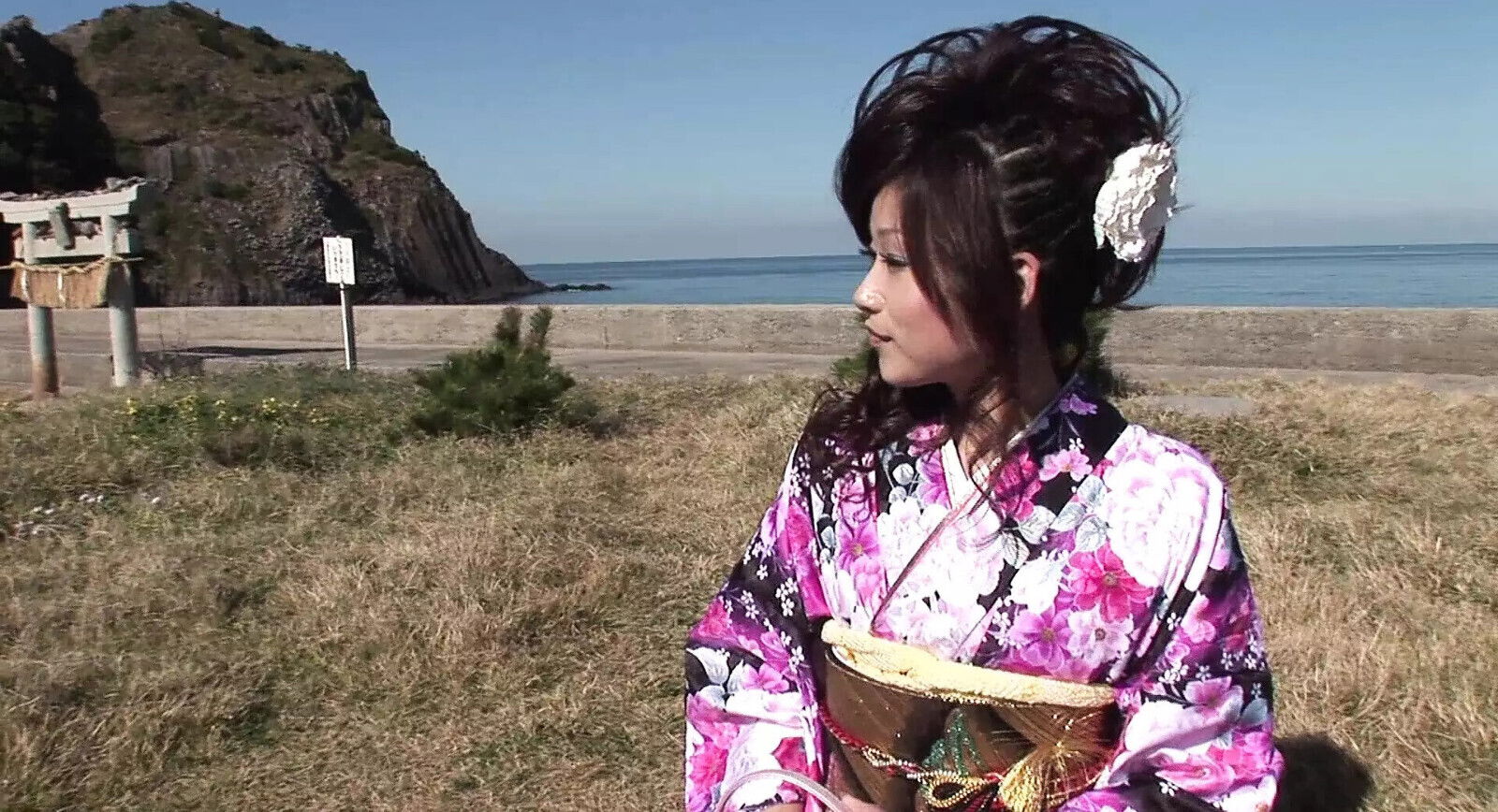 JAPANESE SKINNY GIRL LIES GROUND GETS FUCKED