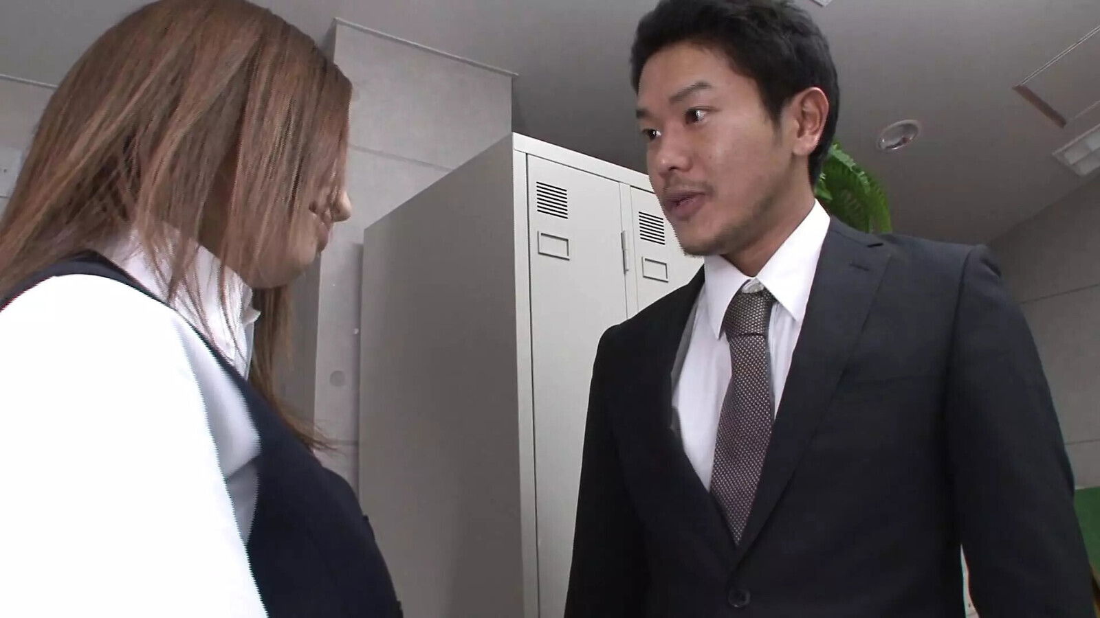 JAPANESE BENDS OVER HUGE DRILLS PUSSY