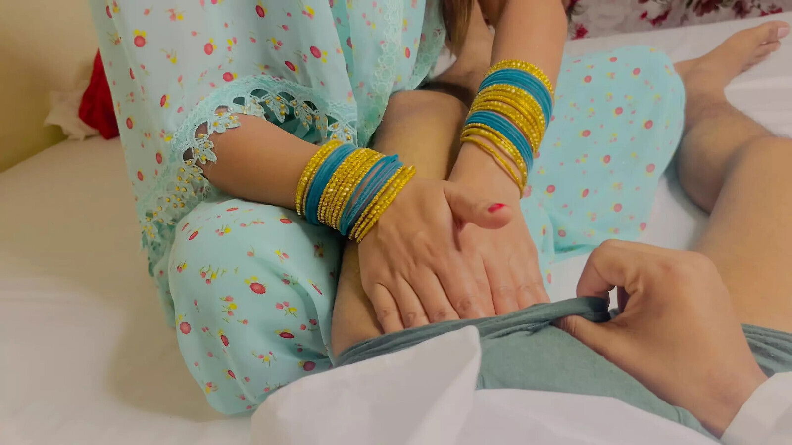 sasur ji ne bahu ko tel maalish ke bahane mein Kiya sex Father-in-law fucked by daughter-in-law on the pretext of oil massage