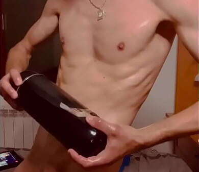 Ba&ntilde_ado aceite disfrutando juguete