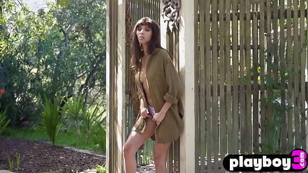 Stunning Latina MILF model Steph shows perfedct while posing outdoor