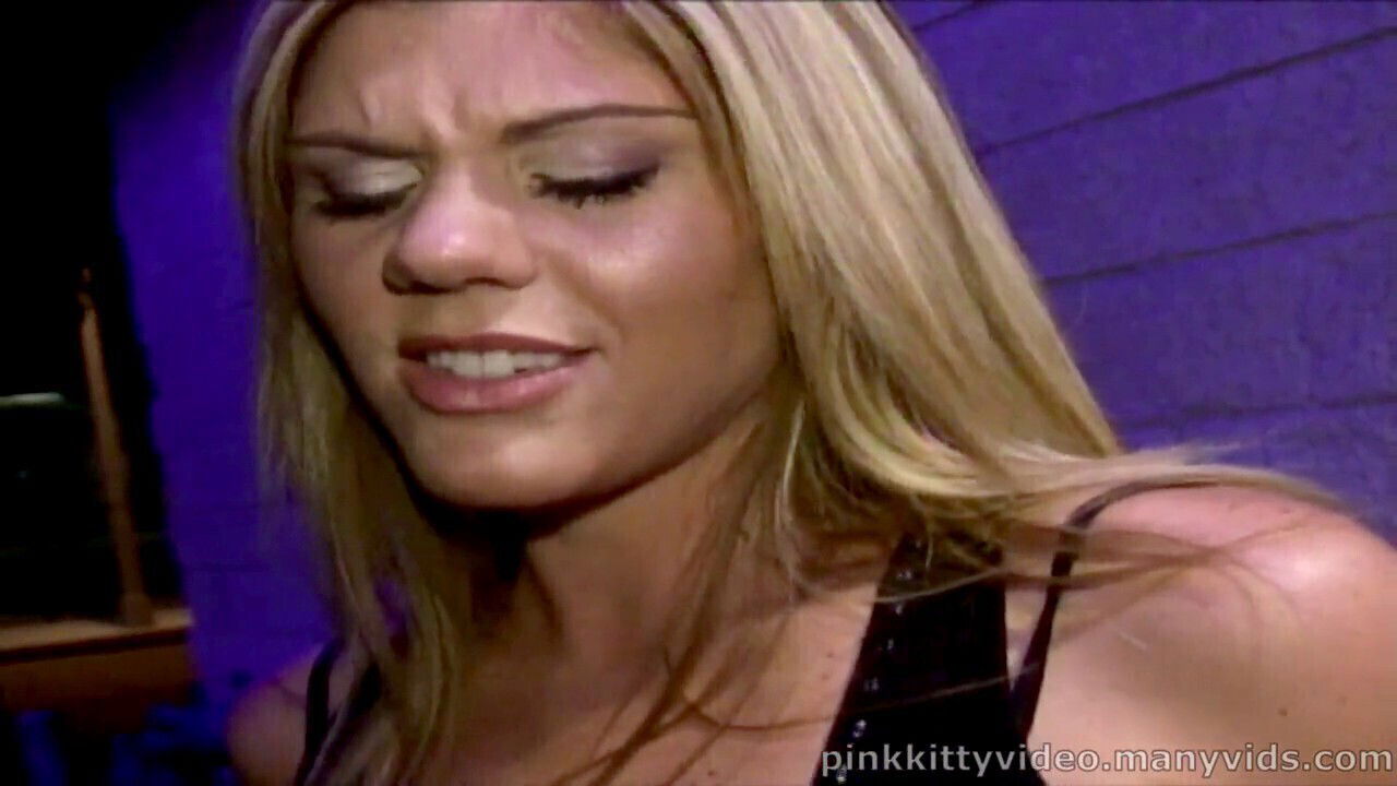 Bella Lynn savoure grosse bite producteur