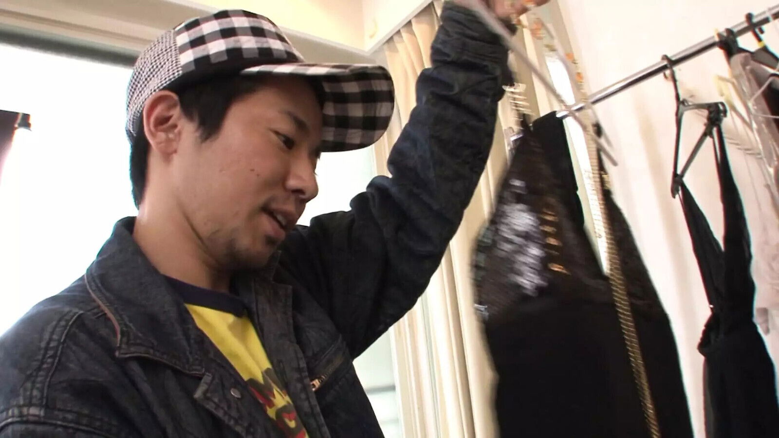 JAPANESE BITCH HUGE THEN BENDS OVER