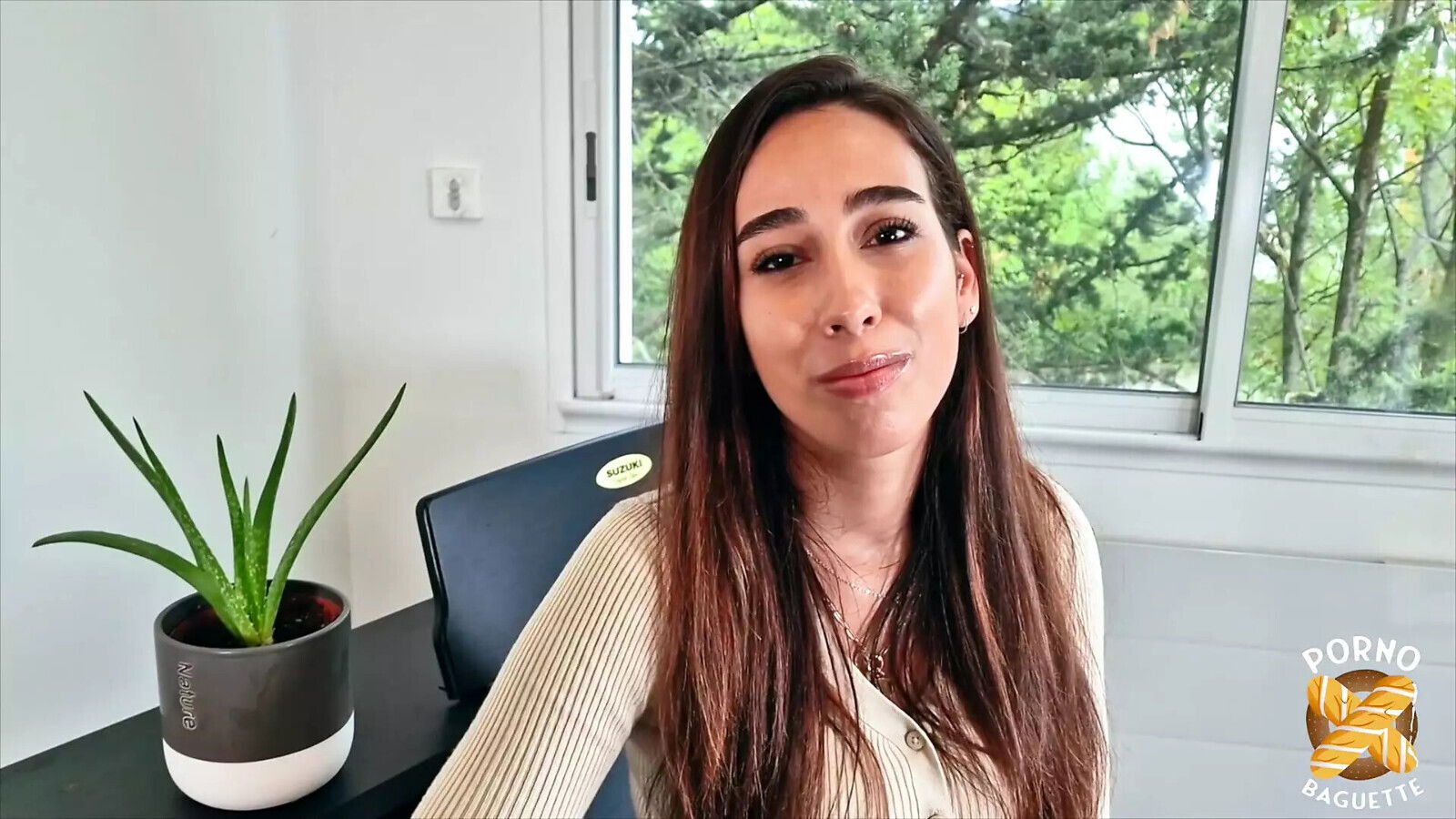 Camila, young oriental, likes fuck guys with cocks