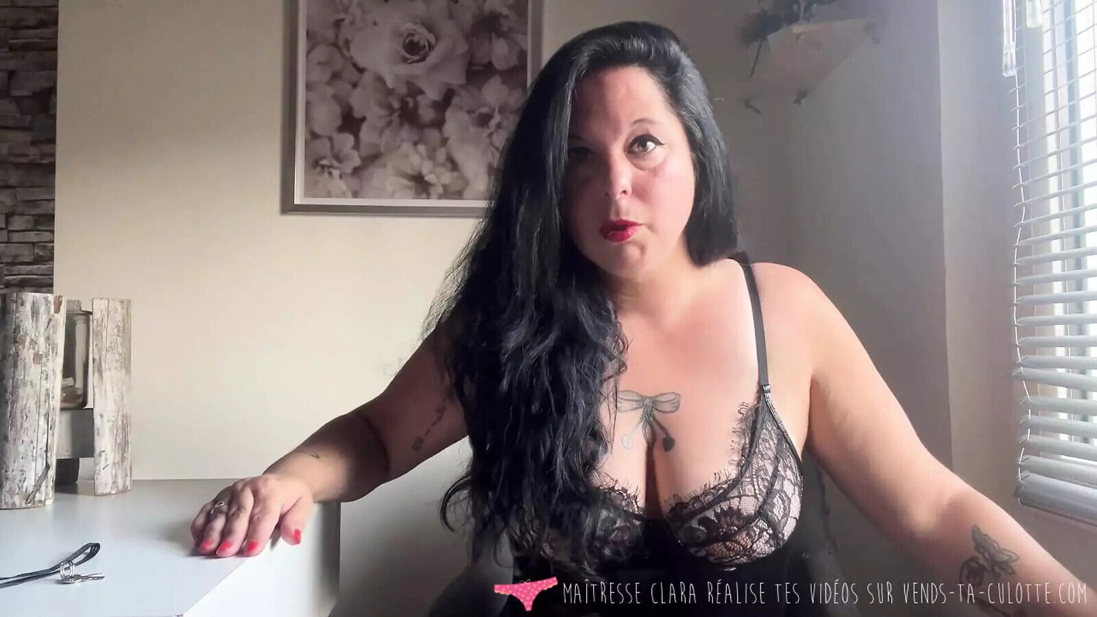 Vends-ta-culotte Humiliation session submissive with sexy brunette dominatrix