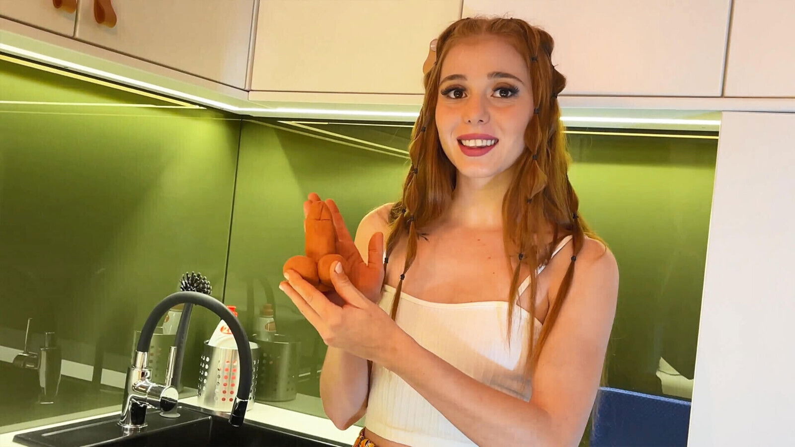 Sexy Cute Redhead Super Guest Leon Lambert Play Around Show Pussy