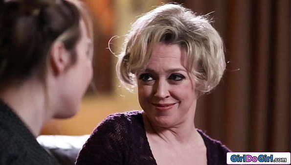 Milf roleplays facesits teen