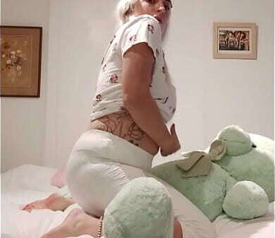 Alina Modelista playing sexy games