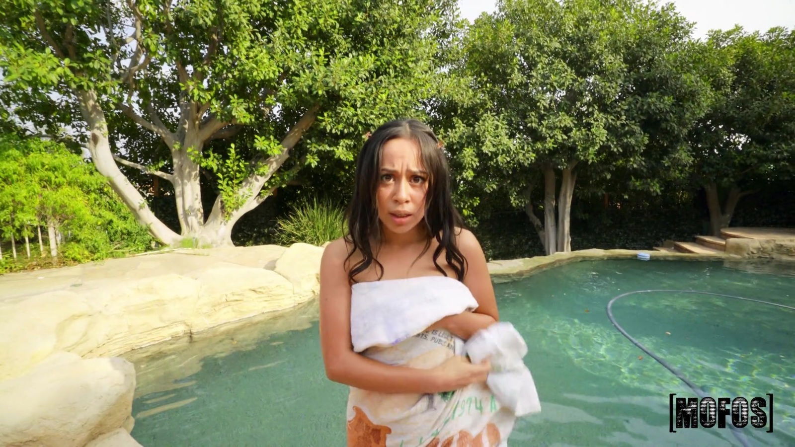 video Dania Vega giving blowjob outdoors pool