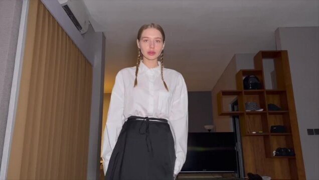 Одноклассница церковно-приходской школы раскуривает свечу упокоение