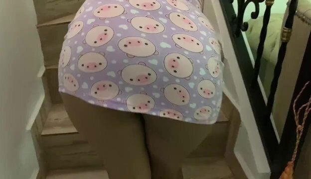 hermanastro graba mientras masturbo escaleras.