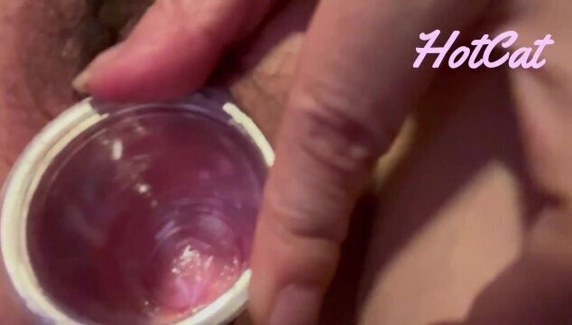 おまんこの中にプラカップを挿入して粘膜が丸見え！Put observe inside vagina