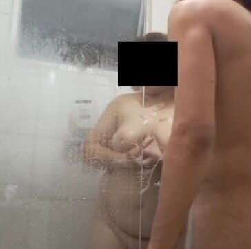 Trazendo um amigo escondido para minha casa, e fodendo no banheiro escondidos dos meus pais.