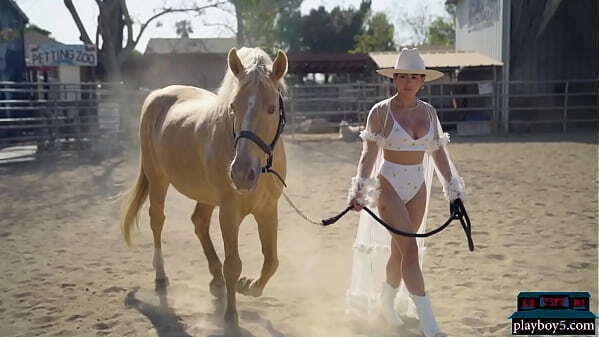 Curvy latina MILF Valentine likes ride exposes body