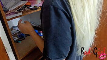 A si vicito el dormitorio de mi madrastra y la despierto con mi polla en su culo perdon es que me pones caliente