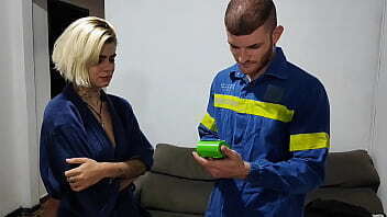 russah chamou eletricista para arrumar pagou sexo