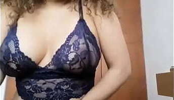 Se filtra v&iacute_deo casero de la pastora de la iglesia en falda. tetas naturales al aire.